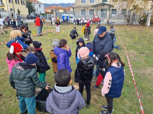 Le piantumazioni in via Toscanini con il Rotary e i bimbi delle scuole Le piantumazioni in via Toscanini con il Rotary e i bimbi delle scuole
