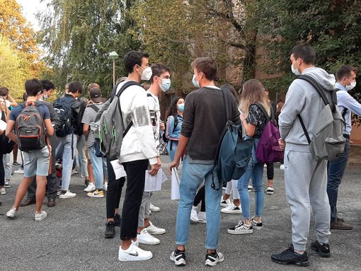 Mascherina sul viso e autocertificazione in mano: il rientro in classe al Curie di Pinerolo (FOTO e VIDEO)