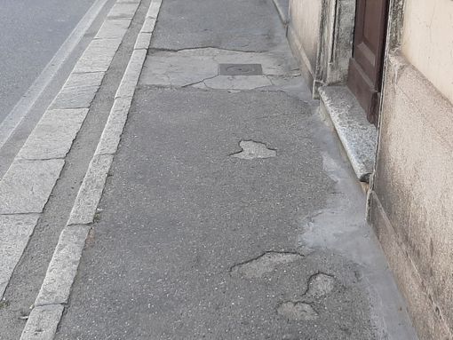 Il tratto di marciapiede in via Saluzzo dove la donna è inciampata