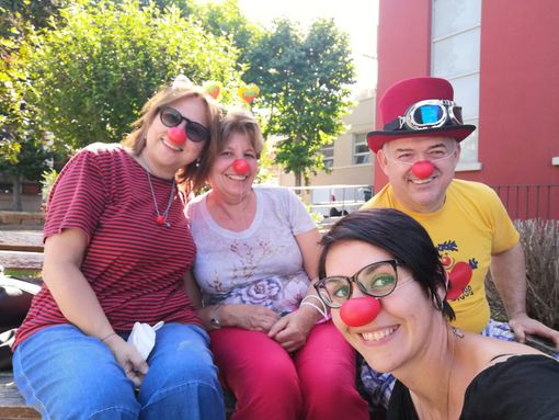 I nasi rossi fuori dall’ospedale Agnelli, con Dedda in primo piano I nasi rossi fuori dall’ospedale Agnelli, con Dedda in primo piano