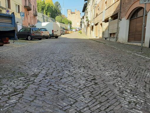 La salita di via Principi d’Acaja a Pinerolo La salita di via Principi d’Acaja a Pinerolo