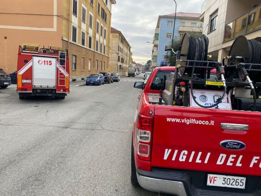 Vigili del fuoco in via Fiume per anziano morto in casa