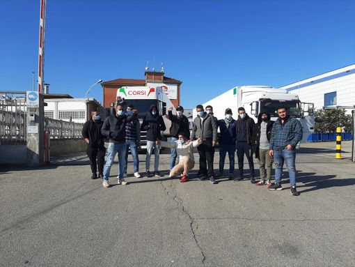 I lavoratori in sciopero di fronte alla Raspini di Scalenghe