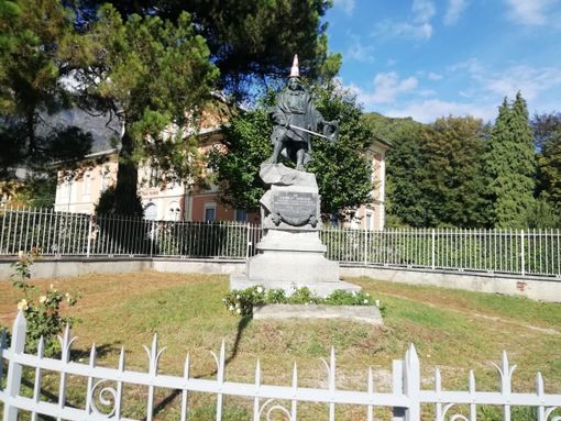 Un cono spartitraffico per cappello a Henri Arnaud, 'Pastore e duce dei valdesi' Un cono spartitraffico per cappello a Henri Arnaud, 'Pastore e duce dei valdesi'