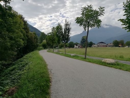 In bici da Torre Pellice a Luserna San Giovanni su una corsia con precedenza