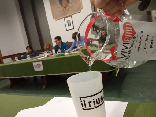 L’Amministrazione di Torre Pellice è più ecologica: via la plastica in Consiglio e una bici donata ai dipendenti L’Amministrazione di Torre Pellice è più ecologica: via la plastica in Consiglio e una bici donata ai dipendenti