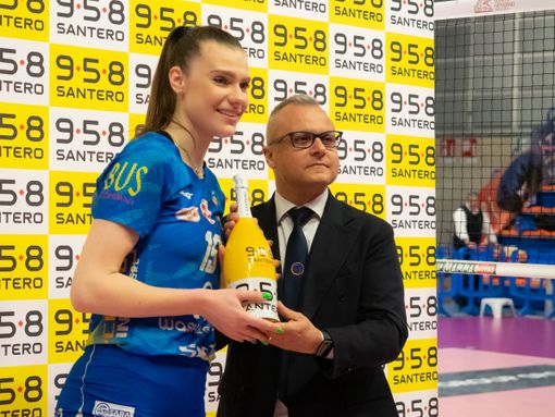 Ungureanu vicina a Cicchiello nella premiazione come mvp nella gara contro Bergamo (foto di Christian Bosio) Ungureanu vicina a Cicchiello nella premiazione come mvp nella gara contro Bergamo (foto di Christian Bosio)