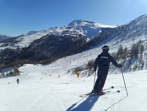 Ruba materiale da sci sulle piste di Sestriere, denunciato un 66enne