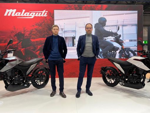 Due persone in piedi all'interno di un negozio