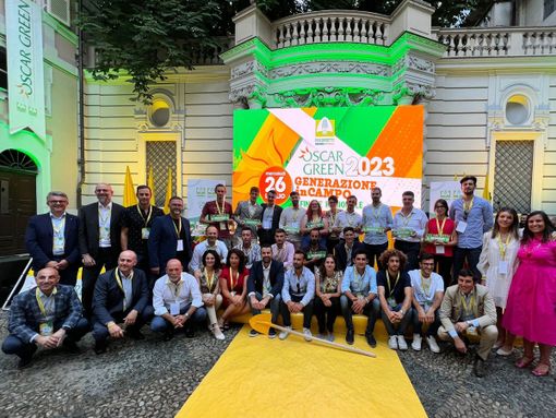 gruppo di persone premiate gruppo di persone premiate