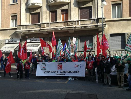 Operai e forestali di Fai, Flai e Uila di fronte alla Rai di Torino Operai e forestali di Fai, Flai e Uila di fronte alla Rai di Torino