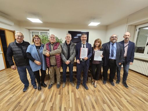 Persone raccolte in una sala Persone raccolte in una sala