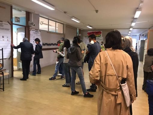 Gente in coda per votare oggi al seggio Gente in coda per votare oggi al seggio