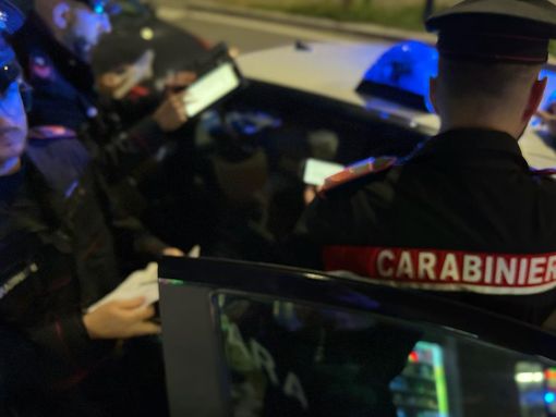 Fermato per un controllo dai carabinieri, va fuori di testa e mostra gli attributi: denunciato Fermato per un controllo dai carabinieri, va fuori di testa e mostra gli attributi: denunciato