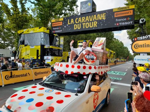 Girmay sfreccia per primo sul traguardo di Torino, Carapaz nuova maglia gialla