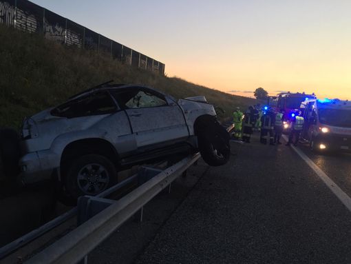 Fuori strada sulla Torino-Pinerolo, resta sospeso con la macchina sopra il guard rail