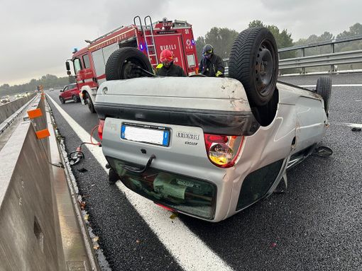 Incidente sulla Torino-Pinerolo all'altezza di Piscina: un'auto si ribalta sulla carreggiata