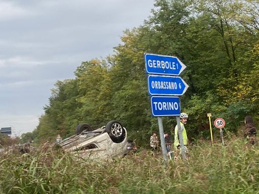 Auto si ribalta fra Gerbole e Orbassano: momenti di paura Auto si ribalta fra Gerbole e Orbassano: momenti di paura