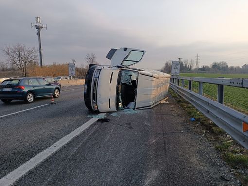 Un autocarro si è ribaltato all'altezza di Rivoli