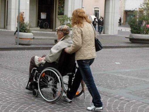 badante - foto di repertorio badante - foto di repertorio