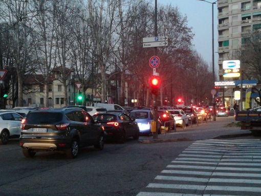 coda al distributore di benzina coda al distributore di benzina