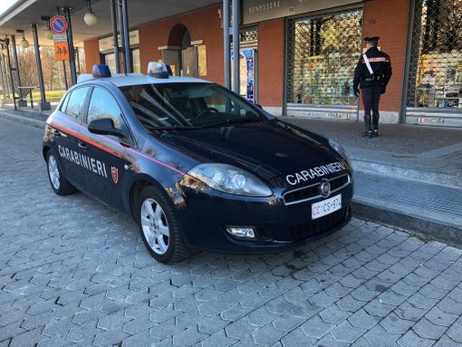 auto dei carabinieri parcheggiata