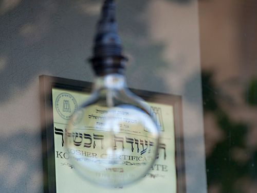 simboli ebraici con una lampadina a fare da filtro