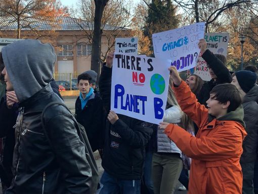 A Pinerolo gli studenti scioperano per il quarto strike globale di Fridays For Future: “Dobbiamo agire ora!”  [FOTO]