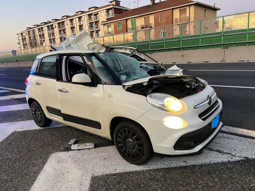 Dramma sfiorato in tangenziale: mezzo pesante perde una ruota che centra una vettura Dramma sfiorato in tangenziale: mezzo pesante perde una ruota che centra una vettura