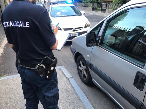 Nichelino, rubano una vettura e poi vanno a schiantarsi contro la rotatoria di via Cuneo Nichelino, rubano una vettura e poi vanno a schiantarsi contro la rotatoria di via Cuneo