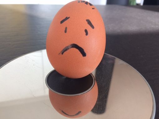 uovo con la faccia triste uovo con la faccia triste