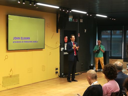 John Elkann davanti a un megaschermo John Elkann davanti a un megaschermo