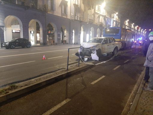 Incidente tra due auto in pieno centro a Pinerolo