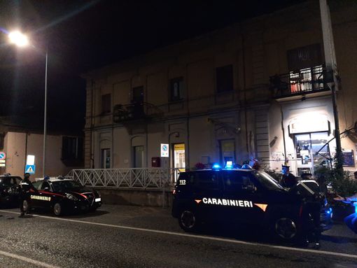 carabinieri fuori dal locale di luserna