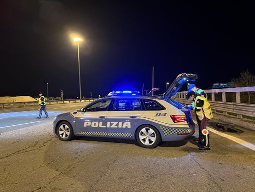 Controlli della stradale sulla tangenziale: 9 patenti ritirate nella notte tra sabato e domenica Controlli della stradale sulla tangenziale: 9 patenti ritirate nella notte tra sabato e domenica