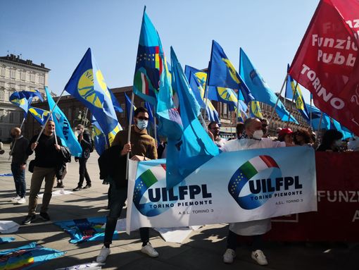 protesta con bandiere sindacali protesta con bandiere sindacali