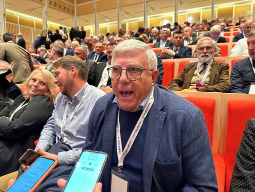 Uomo che parla in primo piano