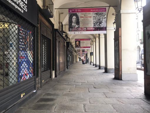 strade di Torino deserte e negozi chiusi