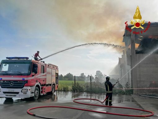 Andrà avanti anche nel pomeriggio l'intervento dei pompieri a Cercenasco Andrà avanti anche nel pomeriggio l'intervento dei pompieri a Cercenasco