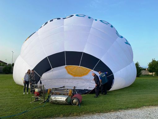 Il 27 agosto vola in solidarietà al cospetto del Monviso Il 27 agosto vola in solidarietà al cospetto del Monviso