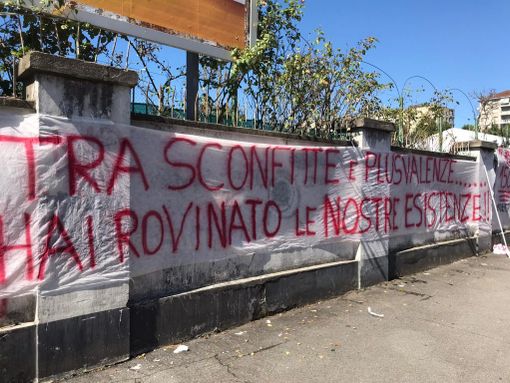 Flash mob di protesta dei tifosi del Toro nei confronti del presidente Cairo: "Hai rovinato le nostre esistenze" (VIDEO) Flash mob di protesta dei tifosi del Toro nei confronti del presidente Cairo: "Hai rovinato le nostre esistenze" (VIDEO)
