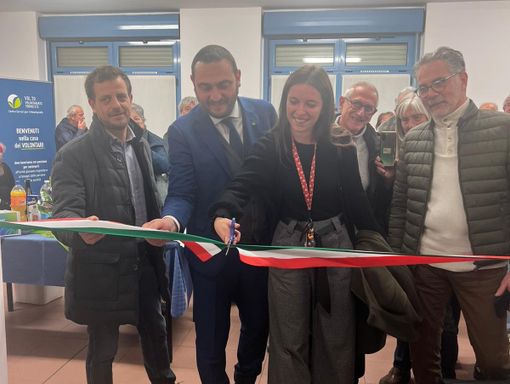 Il taglio del nastro Il taglio del nastro