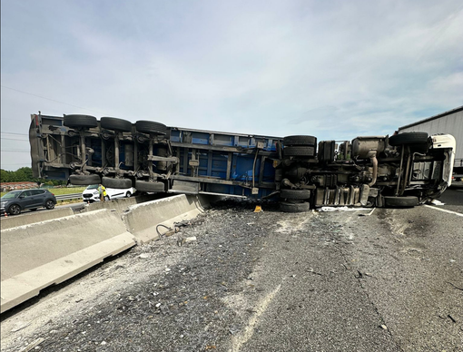 Tir si ribalta in tangenziale sud all'uscita per Debouché: traffico bloccato