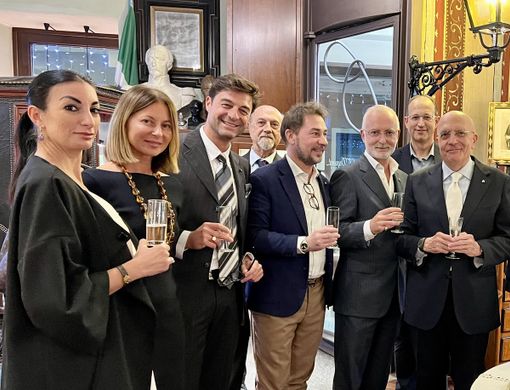 Il senatore ha presentato il libro "Rivoglio la mia Milano" Il senatore ha presentato il libro "Rivoglio la mia Milano"