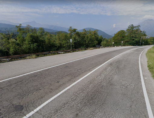 In centro Luserna San Giovanni operai al lavoro anche di notte per asfaltare velocemente la 161