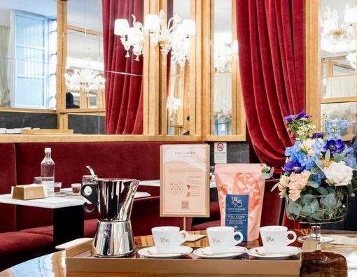 Sinatra-Lavazza: se il caffè d'essai si beve in profumeria