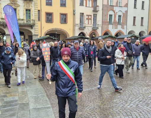 Il sindaco Luca Salvai porta la fiaccola nel primo tratto Il sindaco Luca Salvai porta la fiaccola nel primo tratto