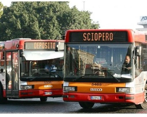 Martedì nero per i pendolari: nel Torinese sciopero bus per i diritti della donna Martedì nero per i pendolari: nel Torinese sciopero bus per i diritti della donna