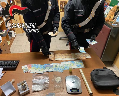 droga sequestrata su un tavolo droga sequestrata su un tavolo