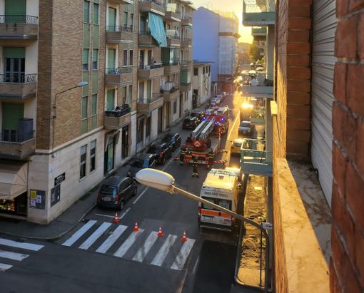 I vigili del fuoco e l'ambulanza in via Chiampo